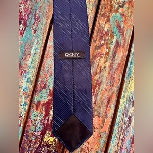 DKNY Navy Blue Mens Tie. 100% Silk. Size OS. 3.25 X 61.